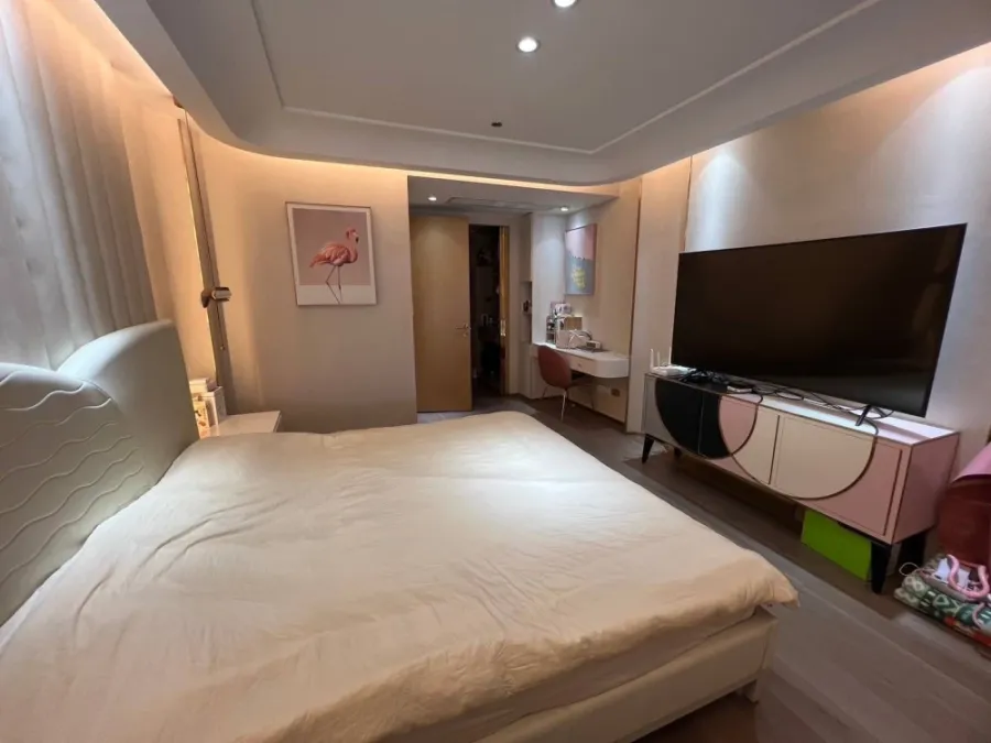 For sale: Le Raffine Sukhumvit 24, very large room with private swimming pool, home-like atmosphere, buy and move in immediately.