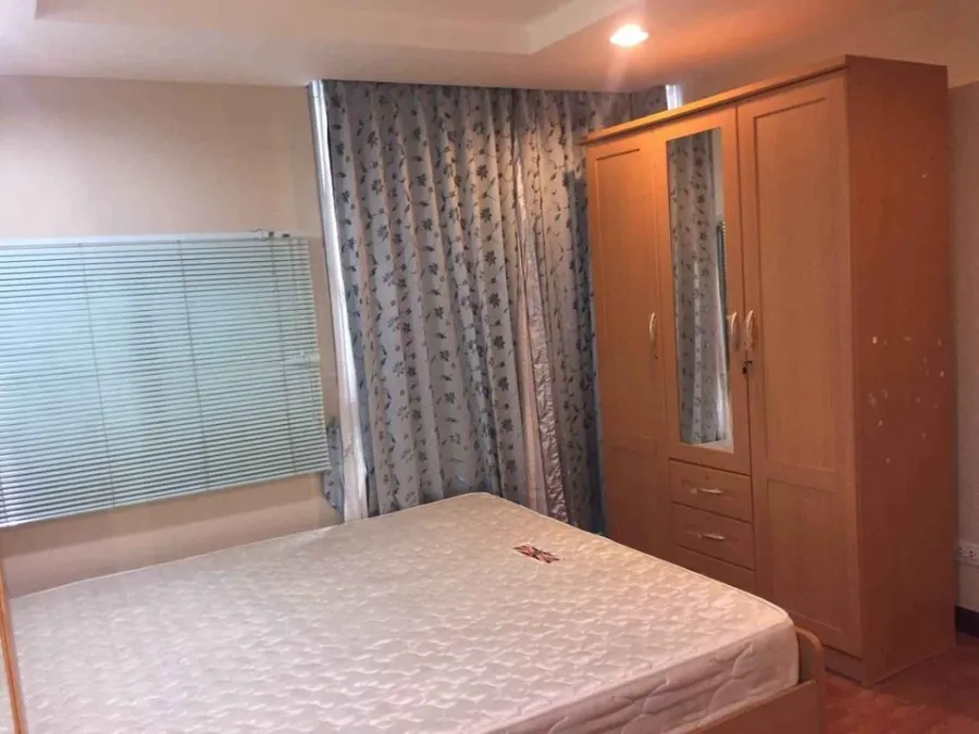 Sell The Kris Ratchada 17, spacious room, fully furnished, good leather sofa, very nice to sit, reserve first, stay first.