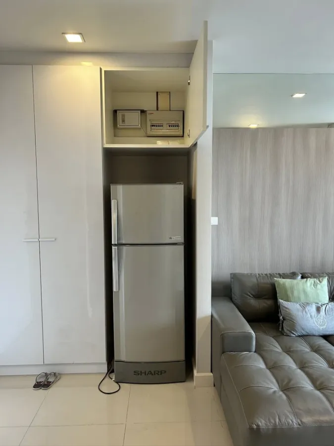 For rent: Wish @ Samyan, 1 bedroom unit with a large bed, premium mattress, and built-in wardrobe – plenty of storage. Don't miss out!