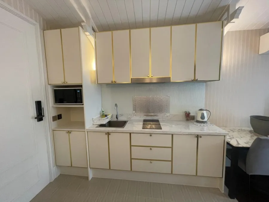 For sale, for rent, Grand Florida Beachfront Condo Resort Pattaya (Jomtien), nice built-ins, next to the sea, reserve now.