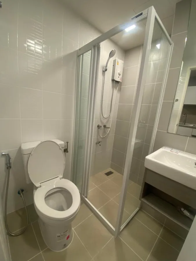 For rent Atmoz Chaengwattana very nice room Fully furnished. The price is very good. Hurry up to reserve. Don't wait.