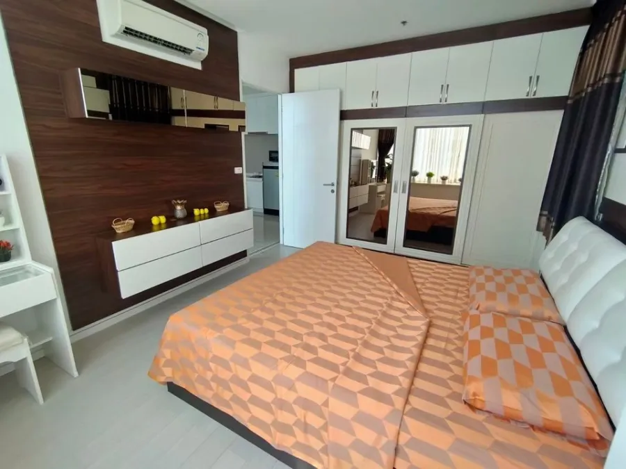 TC Green Condo for sale, decorated room ready to move in, modern chic comtemp style, you can't miss it.