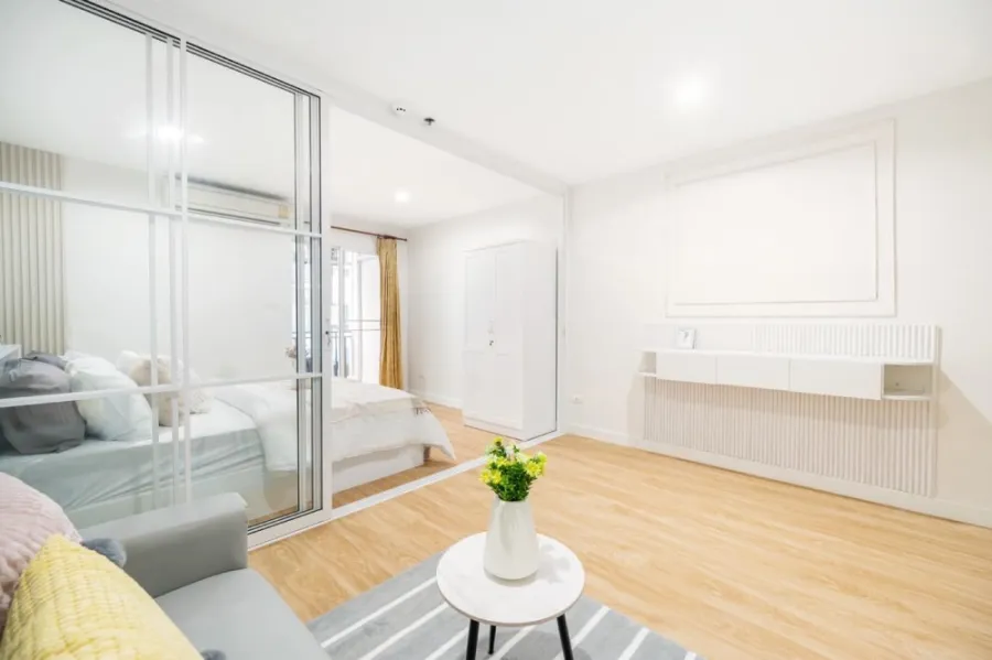 Condo for sale, Regent Home 12, Lat Phrao 41, partitioned room, decorated in minimalist style. Swimming pool view Don't delay.