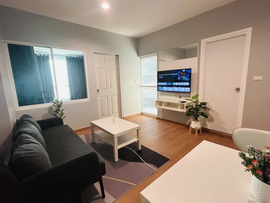 For rent: Life @ Ratchada-Huaikwang. Spacious room with plenty of usable space. Fully furnished. Just bring your suitcase and move in!