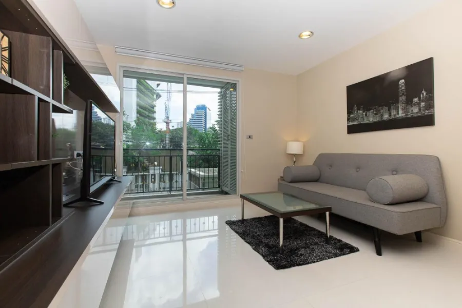 For rent, The Crest Sukhumvit 24, spacious room, comfortable, every piece of furniture is carefully selected. Don't miss it.