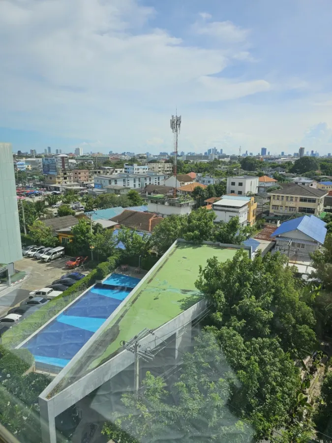 For sale: Lumpini Ville On Nut–Phatthanakan, corner unit with privacy, fully furnished, swimming pool view. Reserve now!