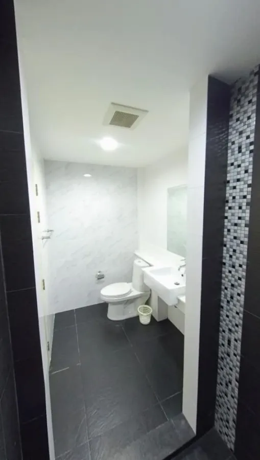 Sell/rent D 65 condominium, good location, convenient transportation, near BTS Ekkamai, don't miss it.