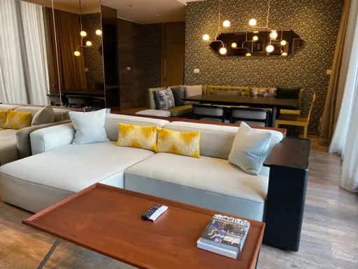 For rent: Penthouse @ Noble Ploenchit, 50th floor, very high, fully furnished, wallpapered throughout the room, hurry and grab it now!