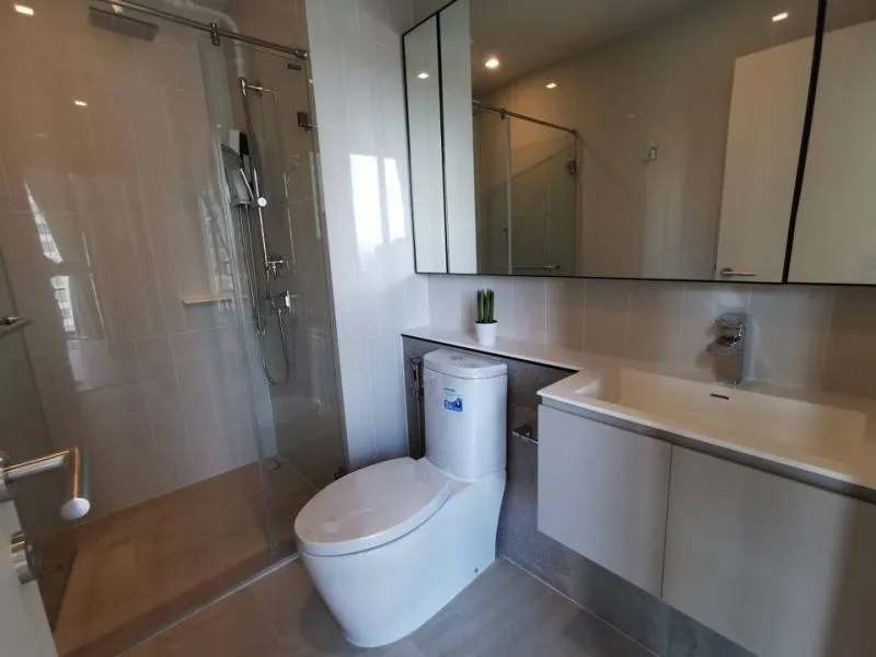 For sale / rent The Reserve Phahon-Pradipat. Beautifully decorated with built-in, corner room, 2 sides view, high mirror makes the room wide.