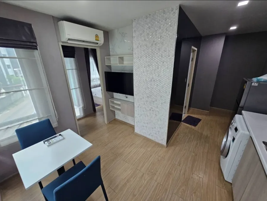 For sale, for rent, Winn Condo Phahon Yothin 52, quiet corner room, with awesome wallpaper throughout the room, very worth booking.