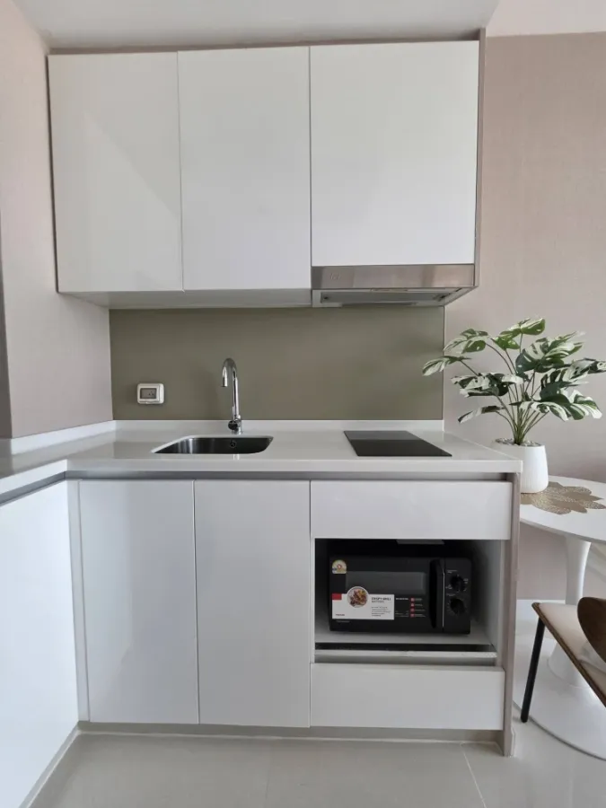 Selling a lovely unit at The Riviera Wong Amat Beach, 14th floor, in a great location with beautiful views. Don't miss out on this amazing deal!