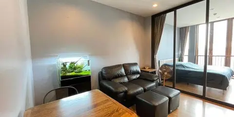 ขาย ให้เช่า HASU HAUS อาคาร B ชั้น 7 (ชั้นสูงสุด) เฟอร์นิเจอร์บิวท์อิน SB 1 ห้องนอน + ห้องนั่งเล่นพร้อมประตูบานเลื่อนกระจก จองเลย