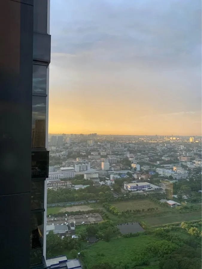 For sale, for rent, The Line Sukhumvit 101, beautiful view in the evening, 3.5 meter high ceiling, furnished and ready to move in. If you don't book,