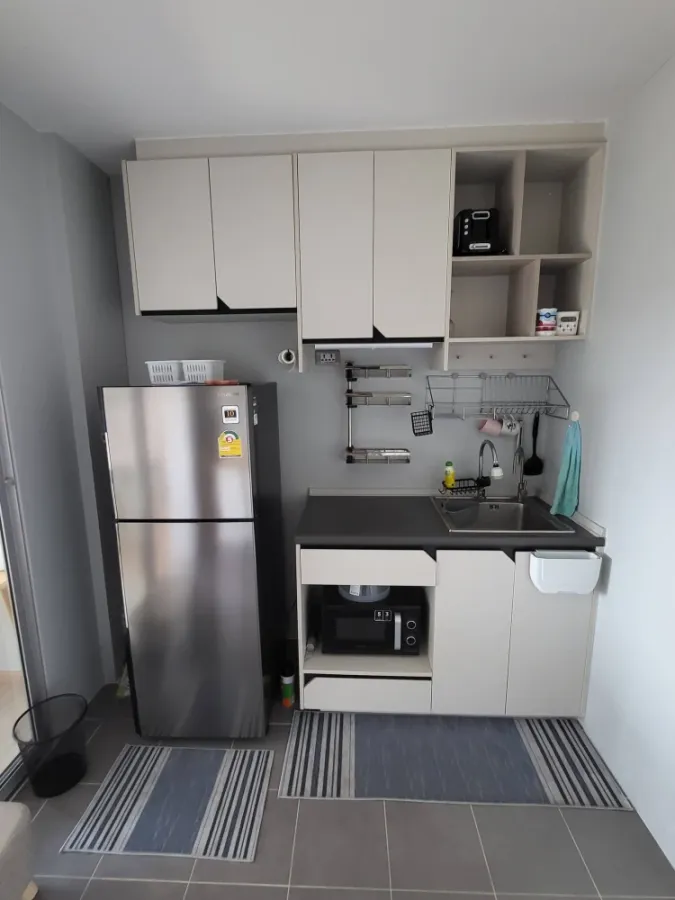 For rent: The Kit Rangsit-Tiwanon, Building B, 8th floor, corner unit. Spacious room facing the street. Don't miss out!
