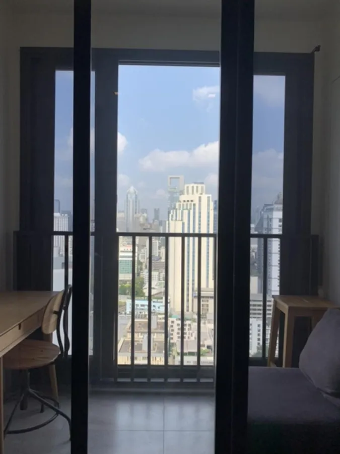 For rent!! Ashton Asoke Condo, 28th floor, beautiful room, fully furnished. Ready to move in, hurry and reserve now!!