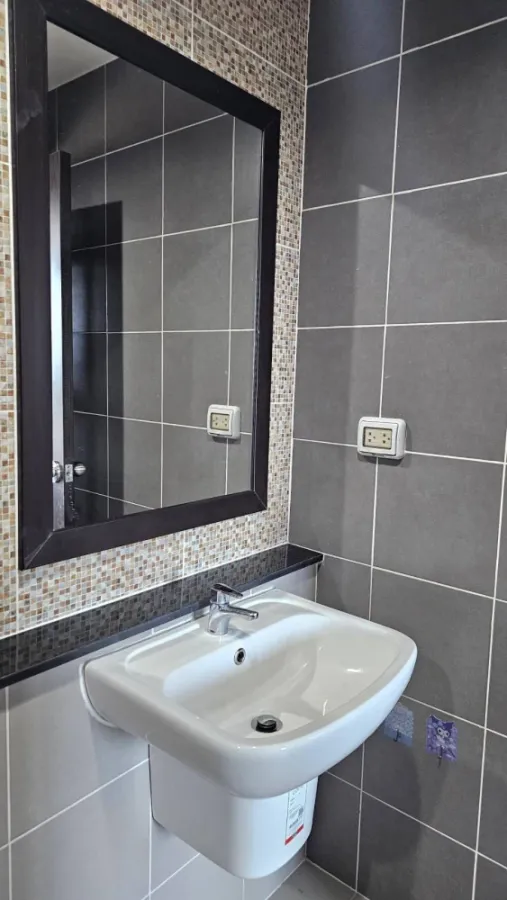 For rent G condo Sriracha, spacious room, lots of usable space, good price, hurry up and book now, don't wait.