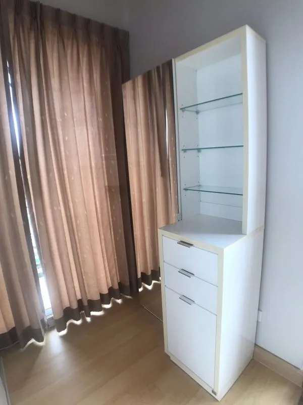For sale, for rent, HIVE SATHORN, it's hard to find something more beautiful than this. City view, corner room, not connected to any other room, super