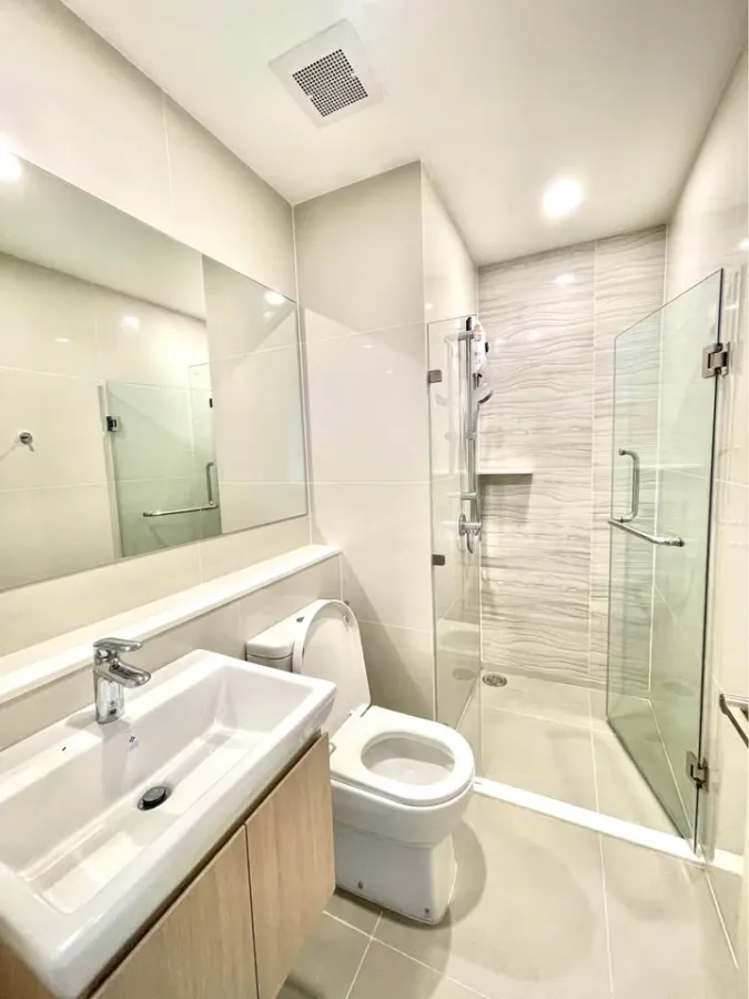 For rent: Life Rama 4-Asoke, ready to move in, fully equipped, great price, come check it out, don't miss out!