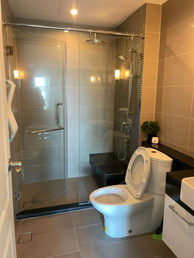Condo for rent/sale at Supalai Wellington, 2 rooms are very attractively decorated. The wood pattern floor is very beautiful. Everything is complete.