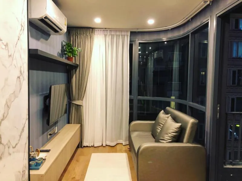 For rent Q CHIDLOM PHETCHABURI decorated in modern style. Fully furnished. If interested, hurry up.
