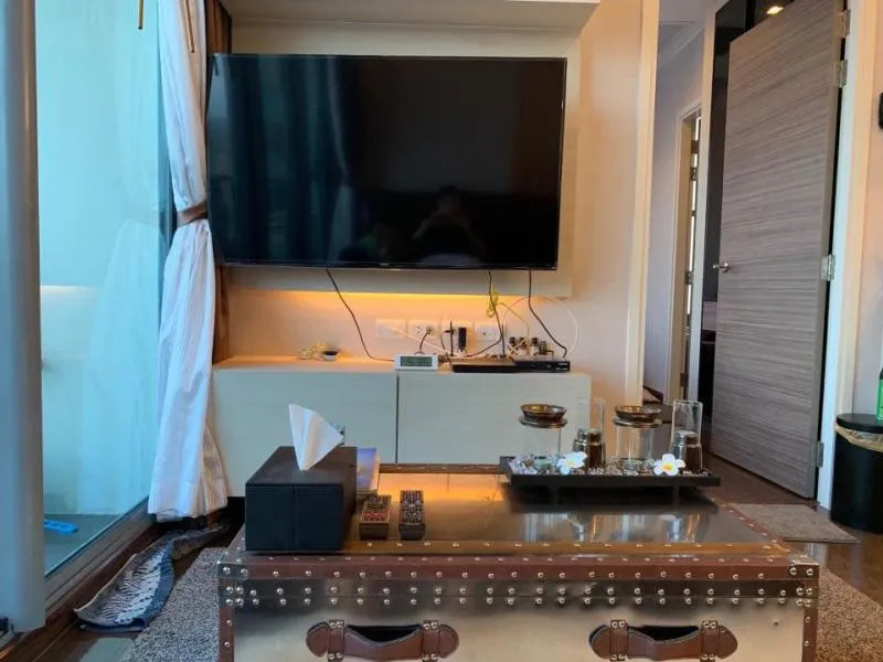 For rent, Q Asoke Condo, 2 bedrooms, good view, beautiful room, complete furniture and appliances, good location, hurry up.