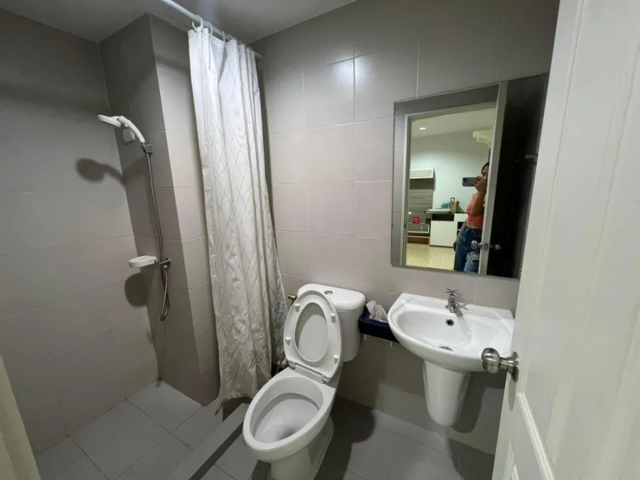 For sale: The Prop Condo Chaengwattana 12, swimming pool view. The room is not hot, airy, comfortable, good price like this, must reserve now.
