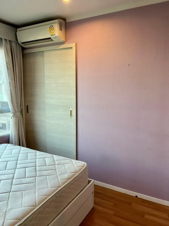 For rent, Lumpini Park Rama 9-Ratchada, 1 bedroom, with colorful wallpaper, very inviting, hurry to book before you miss it.