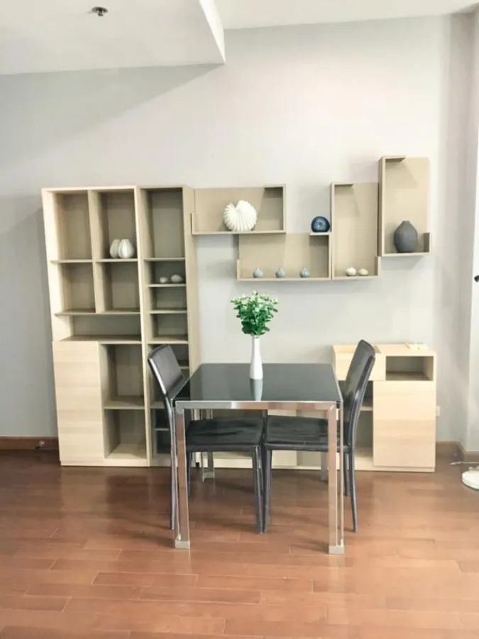 For rent The Address Chidlom, very spacious room, fully furnished, very good view, very good atmosphere Who has been certified Finver
