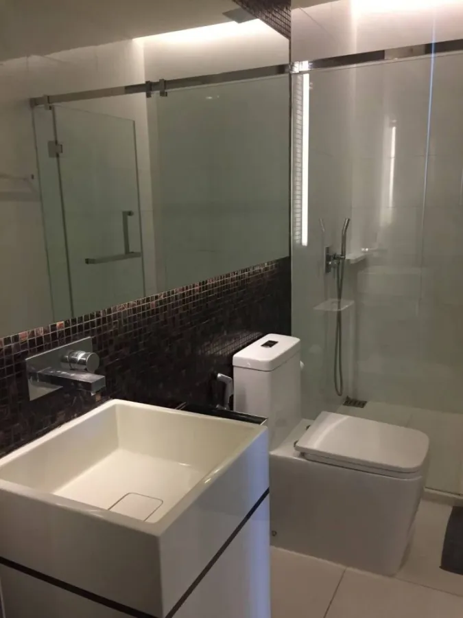 For sale, for rent!! Condo The Room Sukhumvit 69, spacious room, well decorated, wallpapered throughout the room, book now!!