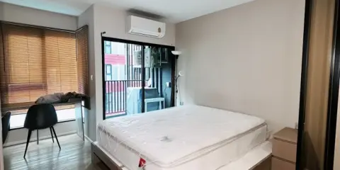 ปล่อยเช่า Kave TU ชั้น 5 วิวสระ บรรยากาศดี แสงเข้าแบบ warm light ห้องครบ พร้อมเข้าอยู่ได้เลย มาจองเลย