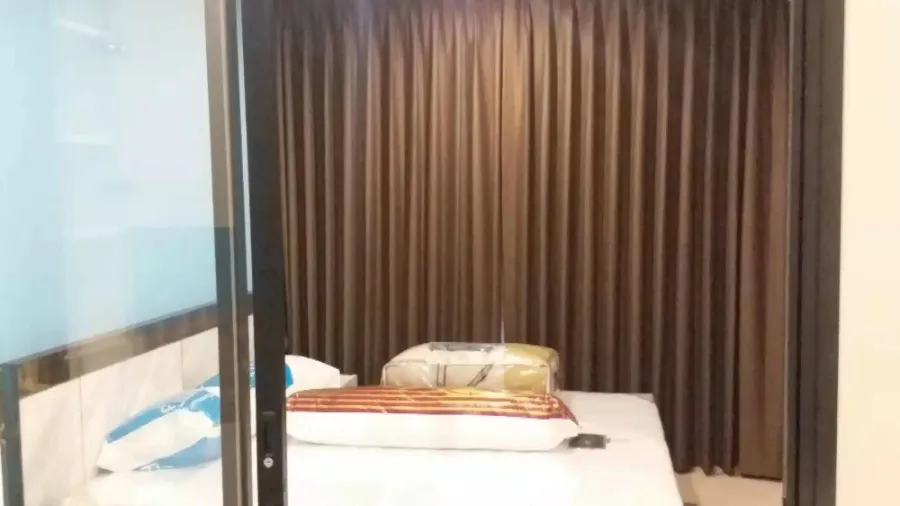 Life Asoke for rent. This room is super cool. The price is very good. Fully furnished. Convenient to travel. You can carry your bags in.
