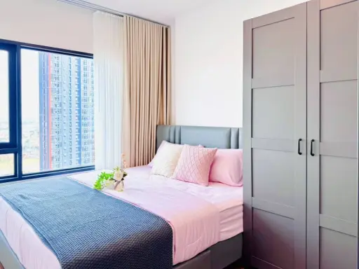 For rent: The Livin Ramkhamhaeng. Spacious and comfortable high-floor unit with full furnishings. Just bring your belongings and move in!