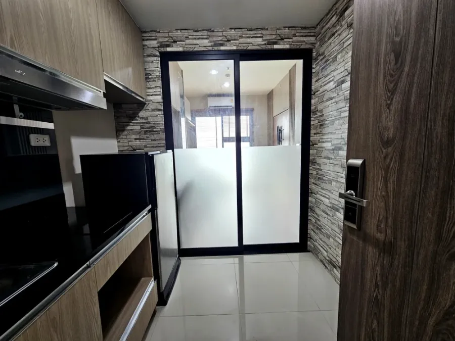 For sale: Niche Mono Sukhumvit-Bearing, 16th floor (corner room), built-in furniture throughout the room, just bring your own luggage and move in.