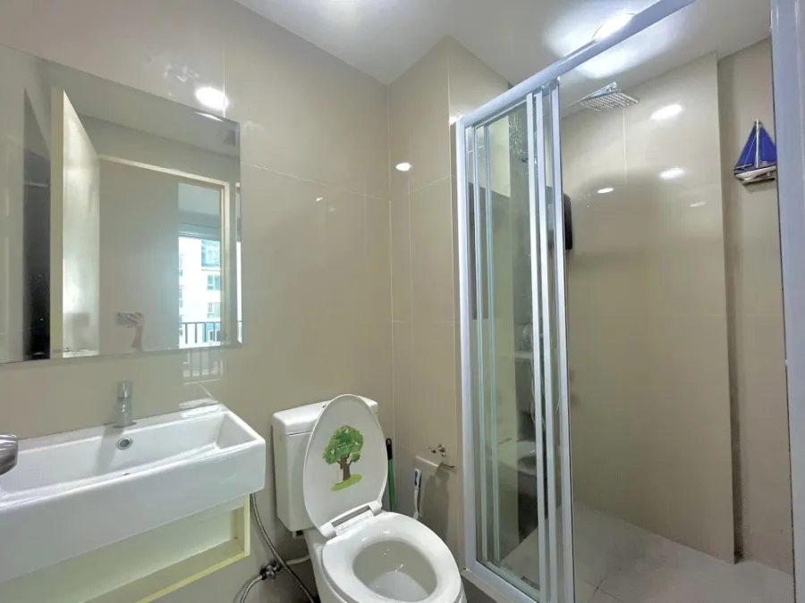 For rent, Happy Condo Don Mueang, The Terminal, 6th floor, pool view, fully furnished, with nice wallpaper, book now.