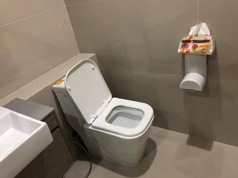 For rent!! Quinn condo, very good picture room, new, clean, facing the swimming pool building. No worries about the sun, the room is good, hurry up!