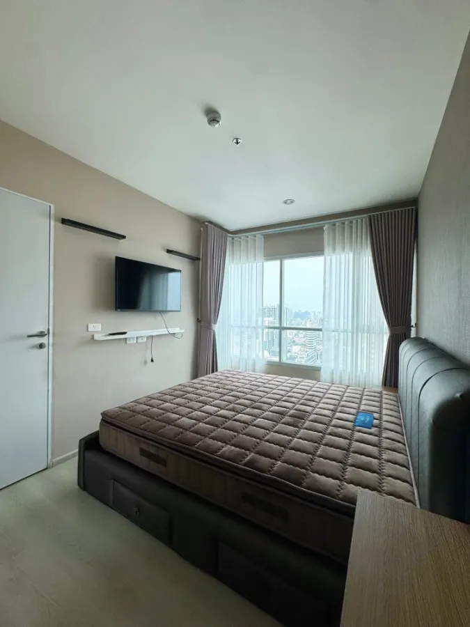 Life Ratchadapisek condo for sale rent. Spacious and comfortable, high floor, fully furnished. Book now!
