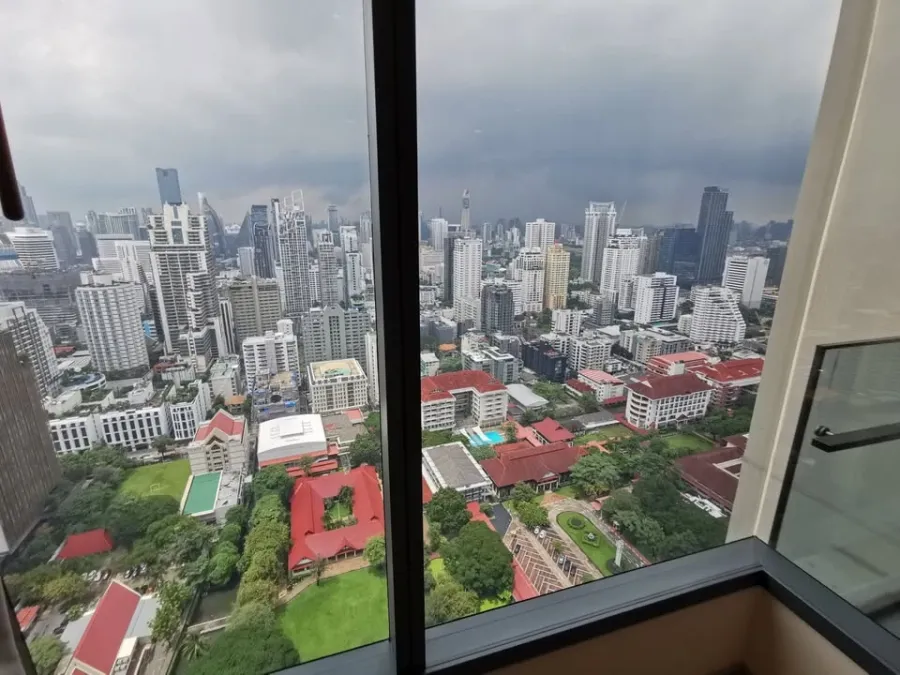 For rent: Esse Asoke, stunning view, unobstructed from the 35th floor, quiet corner room with specially designed built-in storage cabinets. Reserve no