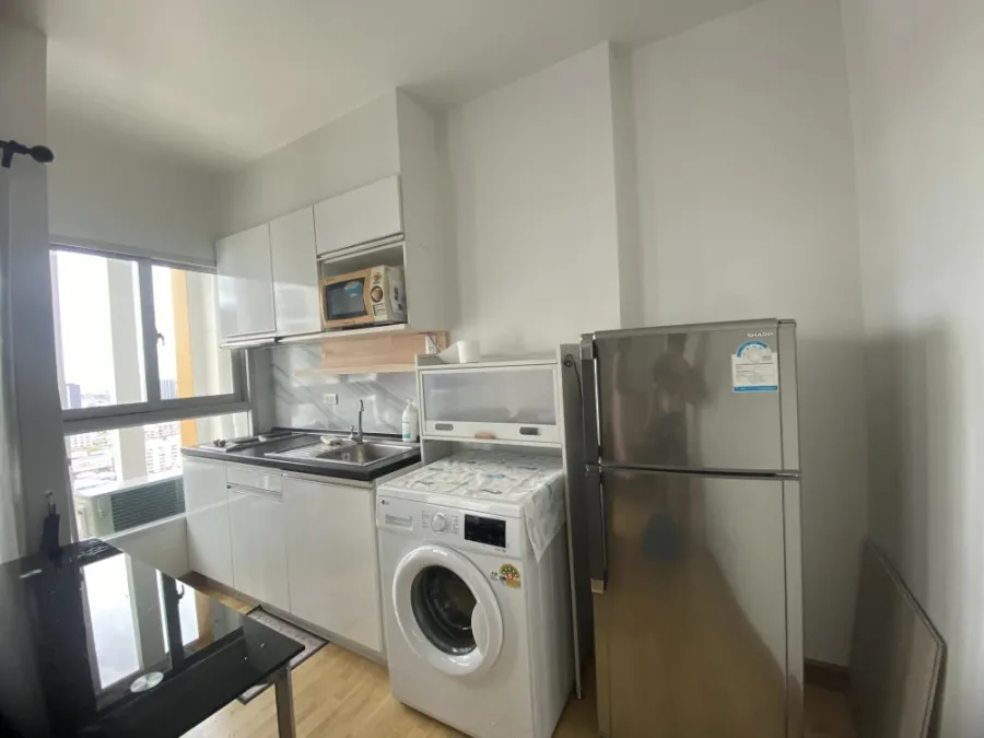 For rent: Parkland Taksin - Tha Phra, 24th floor unit with excellent ventilation. Fully furnished with complete functionality. Book now!