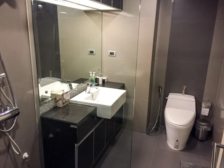 Urgent sale, The Crest Sukhumvit 34 condo, top floor, good view, 2 bedrooms, ready to move in, great value, don't wait!!