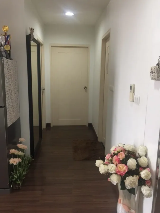 ให้เช่า ดี 65 คอนโดมิเนียม 2 ห้องนอน โซฟาหนังขนาดใหญ่นั่งสบายสุดๆ จองก่อนได้อยู่ก่อนจ้า