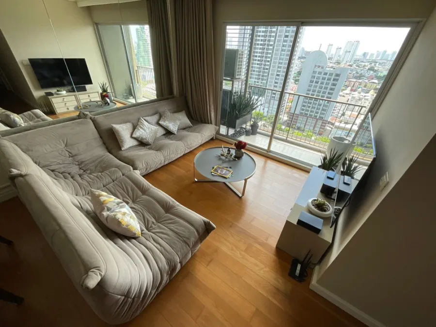 Condo for rent, Hive Taksin, very beautifully decorated, big sofa, very comfortable to sit on. Don't postpone it, book now.