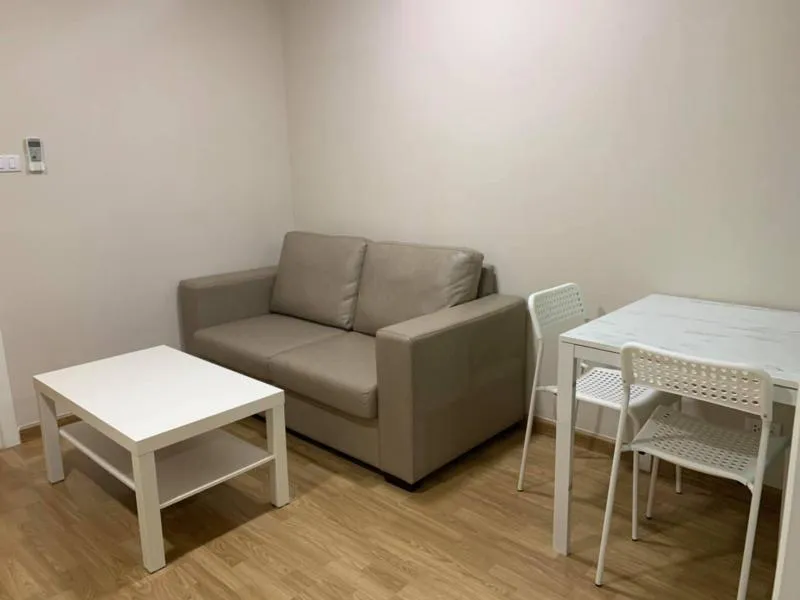 For rent The Maple Ratchada-Ladprao. With furniture and electrical appliances, complete in one room. If interested, hurry up.