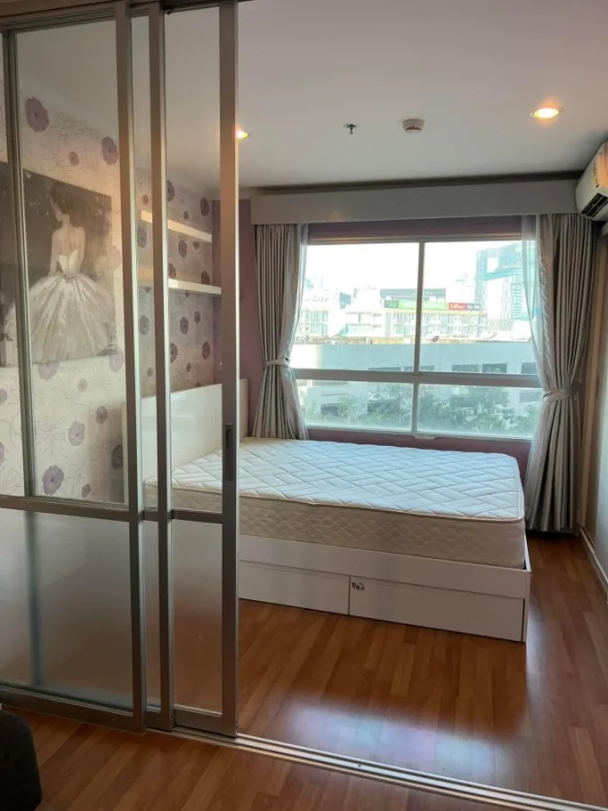 For rent, Lumpini Park Rama 9-Ratchada, 1 bedroom, with colorful wallpaper, very inviting, hurry to book before you miss it.