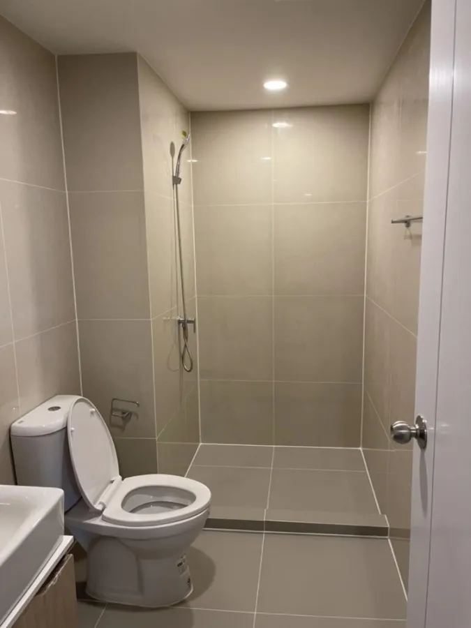 Condo for sale FLEXI Sathorn - Charoennakorn, spacious room It comes with a great price. Let me tell you that you don't miss it.