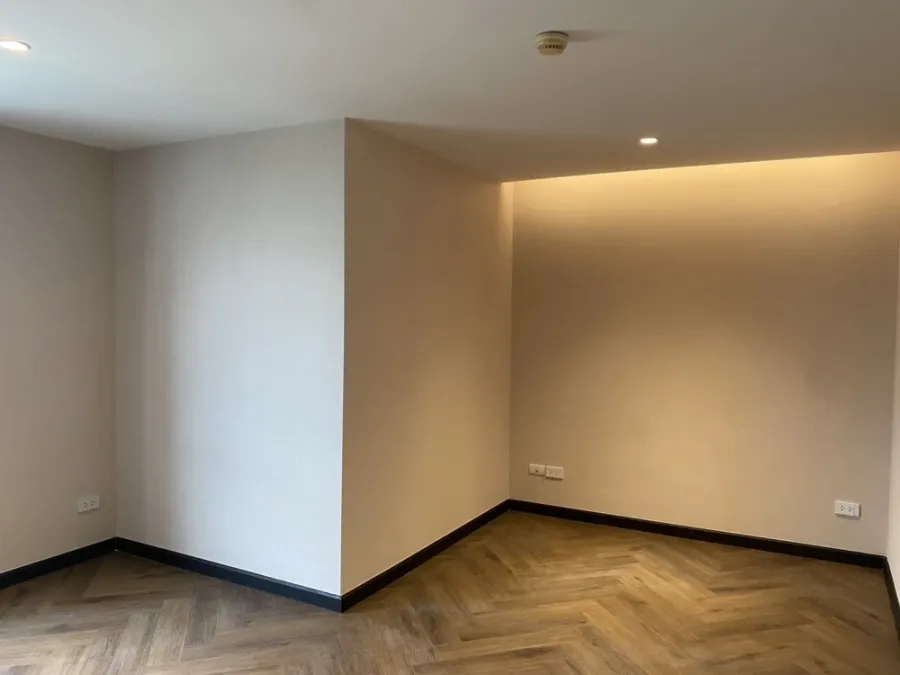 For rent Baxtor Phahon Yothin 14, spacious room, fully furnished, ready to move in, and has a wide balcony, can keep pets, hurry and book now.