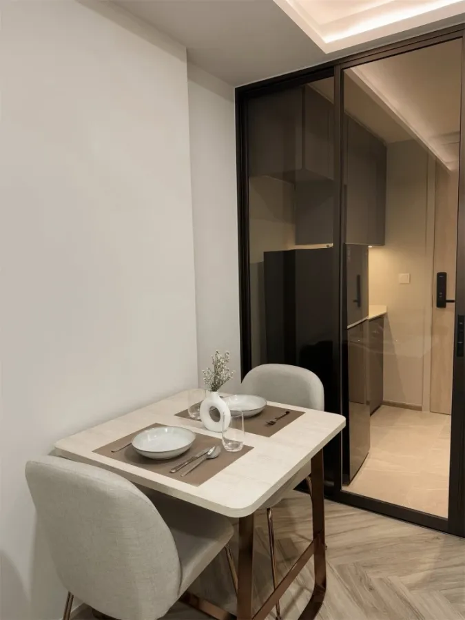 Chapter Thonglor 25 for rent, spacious room with plenty of usable space, fully furnished. Don't miss out on this great deal!