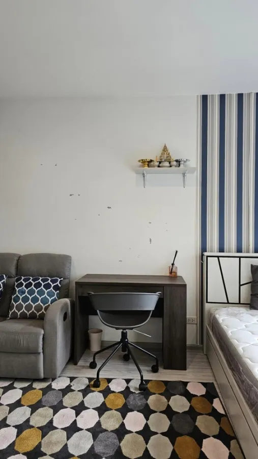For sale: Ideo Mobi Sukhumvit Eastgate, with beautiful wallpaper, high floor, stunning city view. If you don't book, you'll really miss out.