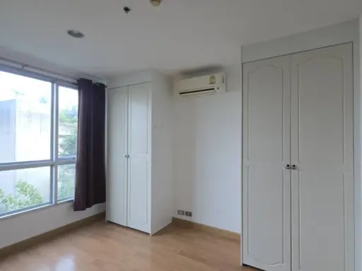 Selling Life @ Ratchada (Ladprao 36) 1-bedroom unit, 4th floor. Spacious living area, great location. Don't miss out!