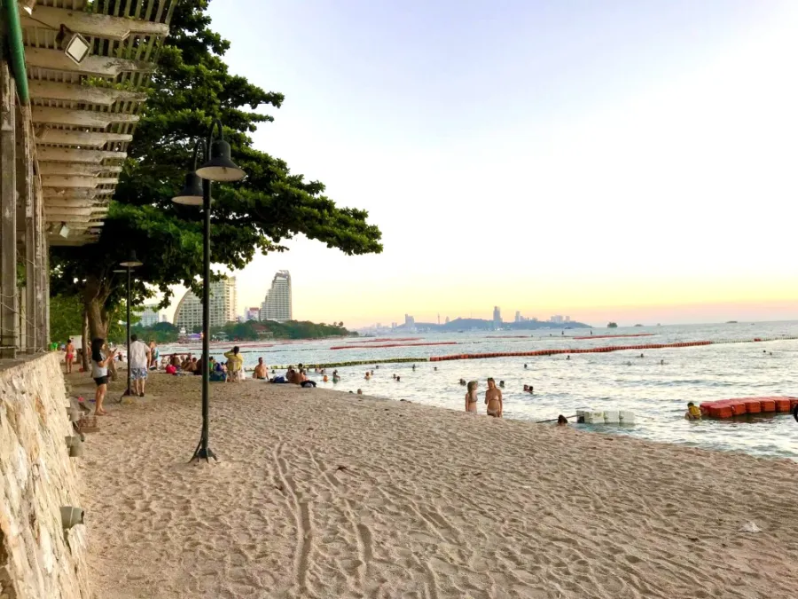 For rent, Park Beach (North Pattaya), 16th floor, great sea view, spacious room, plenty of usable space, don't miss it.