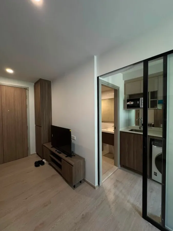 For rent: Nue Core Khu Khot Station, studio room, 2nd floor, fully furnished, includes washing machine. Don't miss out!